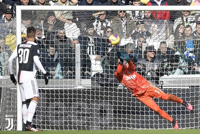 تصدي تشيزني في لقاء يوفنتوس فيورنتينا - Szczesny save in Juventus Fiorentina match