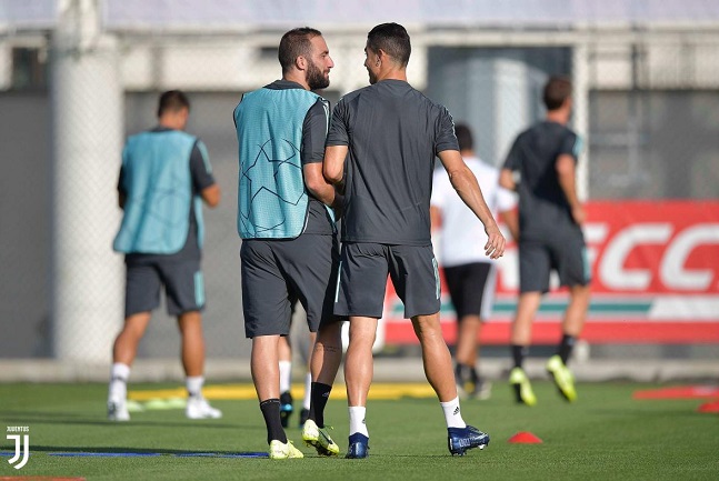 ابتسامة هيغواين و كريستيانو رونالدو - Higuain & Ronaldo smile