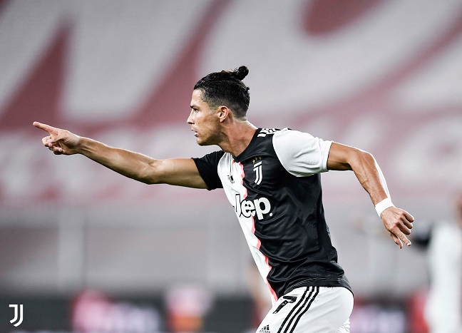 كريستيانو رونالدو يحتفل بهدفه في مباراة جنوة يوفنتوس - Cristiano Ronaldo celebrates after scoring a goal during Genoa Juve match 