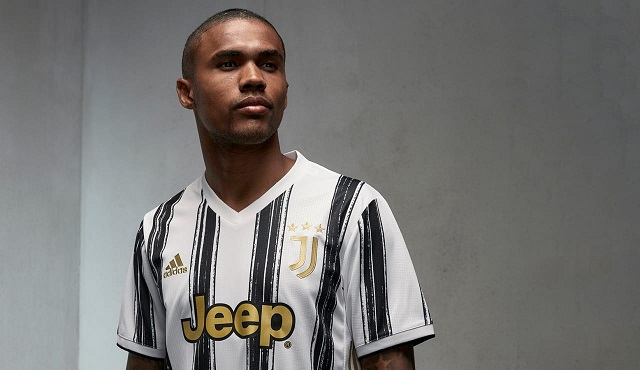 دوغلاس كوستا مع عرض قميص اليوفي الأساسي 2020-2021 - Douglas Costa with Juventus home kit