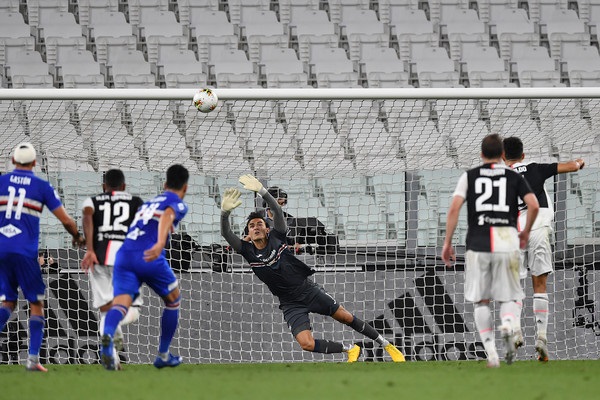 رونالدو يسدد ركلة الجزاء في العارضة في مباراة يوفنتوس سامبدوريا - Ronaldo penalty shot in post during Juve Sampdoria match