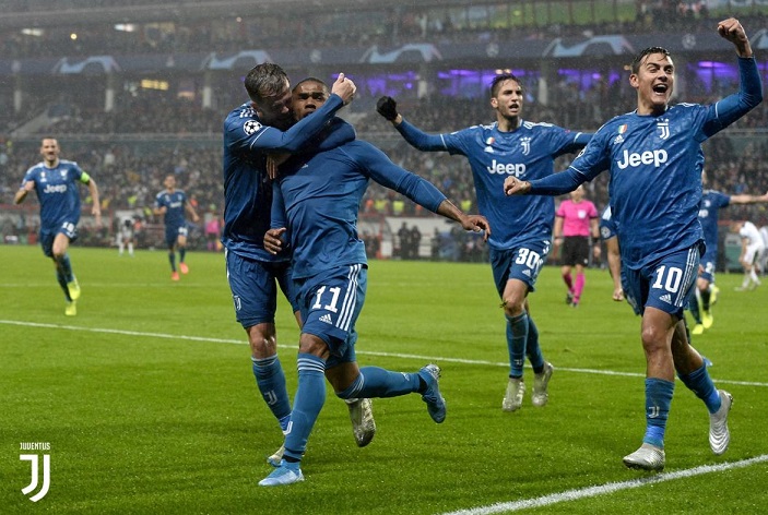 دوغلاس كوستا يحتفل بهدفه مع بيانيتش - Douglas Costa celebrates with Pjanic