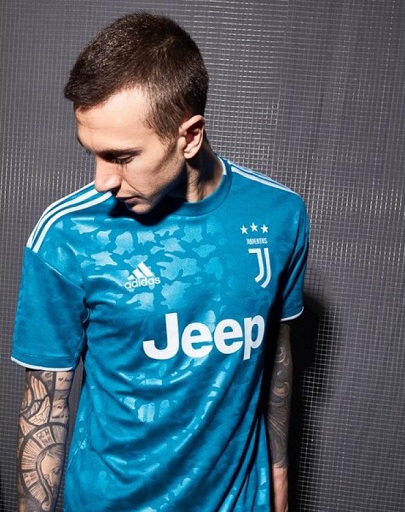 بيرنارديسكي بقميص اليوفي الثالث - Bernardeschi in 3rd Juve Kit