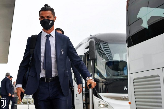 كريستيانو رونالدو ( بكمام اليوفي )  في رحلة يوفنتوس من تورينو الى روما - Cristiano Ronaldo during Juventus journey from Turin to Roma