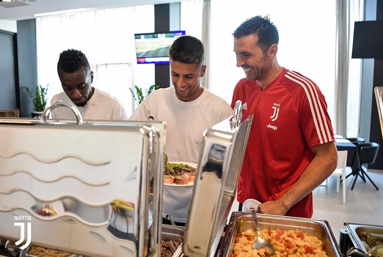 بوفون كانسيلو ماتويدي في مطعم فندق اليوفي - Buffon & Cancelo & Matuidi in J|Hotel Resturant 