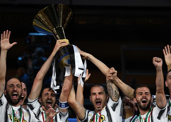 كيليني و بونوتشي قادة اليوفي يرفعون كأس لقب الدوري الايطالي 2020 - Chiellini & Bonucci raise Scudetto 38 for Juventus