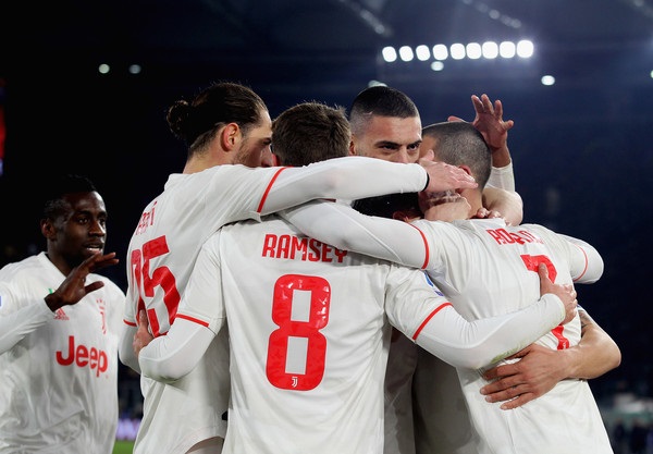 لاعبي اليوفي يحتفلون مع رونالدو بهدفه - Juve players celebrates with Ronaldo