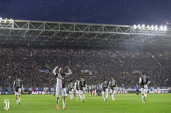 هيغواين يحتفل بهدفه ضد اتلانتا - Higuain celebrates after goal