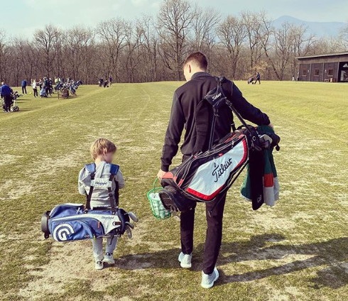 لاعب اليوفي أرون رامزي ( مع ابنه ) يلعب الجولف - Juve player Ramsey playing golf in Turin