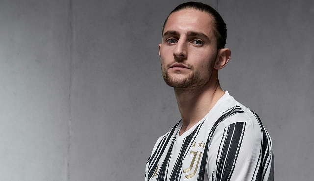 رابيو مع عرض قميص اليوفي الأساسي 2020-2021 - Rabiot with Juventus home kit