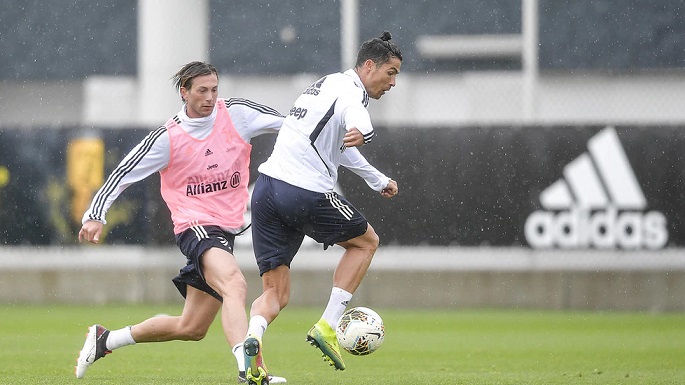 كريستيانو رونالدو و بيرنارديسكي في تدريب اليوفي يونيو 2020 بطقم جديد - Cristiano Ronaldo & Bernardeschi during Juve training in rainy weather