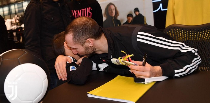 كيليني يعانق مشجع اليوفي الصغير - Chiellini with junior juve fan