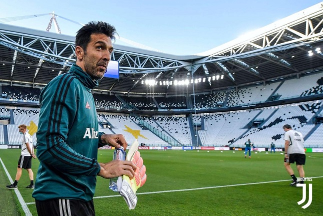 ب في تدريب اليوفي في أليانز ستاديوم - d during Juve training in Allianz Stadium