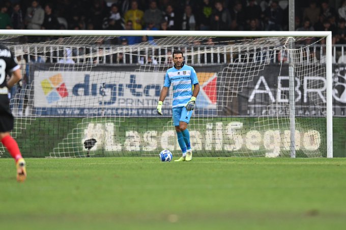 رمز اليوفي بوفون خلال مباراة فريقه بارما ضد اسكولي - Gigi Buffon during Parma Ascoli match