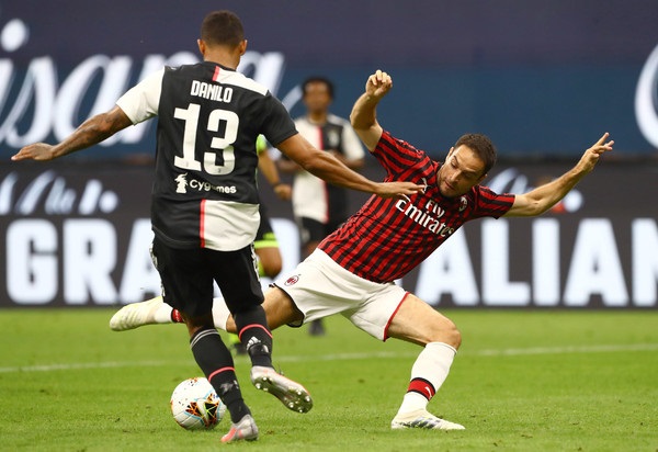 دانيلو ضد بونافينتورا خلال مباراة ميلان يوفنتوس - Danilo Vs Bonaventura during Milan Juve match