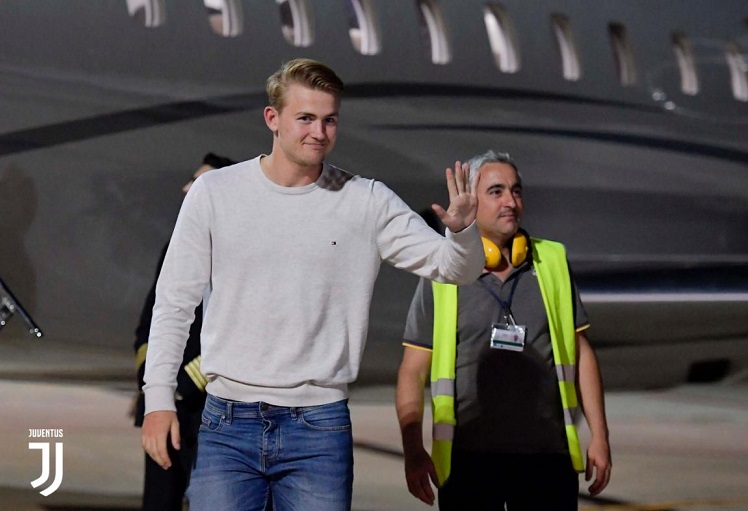 دي ليخت يصل تورينو - De ligt arrives Torino