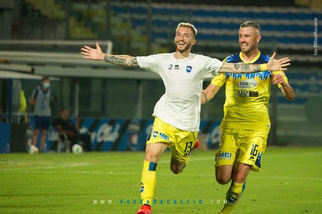 معار اليوفي لوكا كليمينزا يحتفل بهدفه مع بيسكارا ضد بيسا - Luca Clemenza scores goal for Pescara Vs Pisa