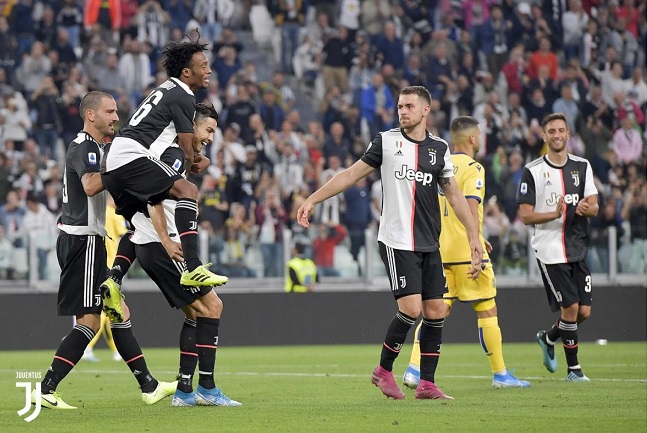 رونالدو يحتفل بهدفه مع كوادرادو - Cuadrado celebrates with Ronaldo