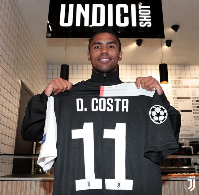 دوغلاس كوستا بقميص اليوفي 11 - Douglas Costa with his shirt #11