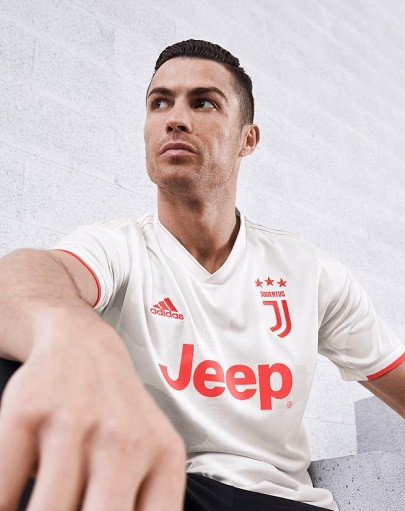 رونالدو بالقميص الاحتياطي لليوفي - CR7 in Juve Away Kit