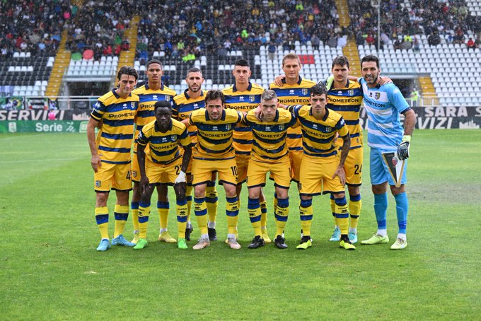 بوفون بين زملاءه في تشكيلة بارما ضد اسكولي - Buffon in Parma xi against Ascoli