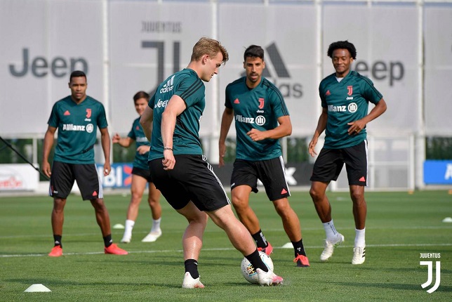 دي ليخت مع خضيرة و كوادرادو في تدريب اليوفي في يونيو 2020 - de Ligt & Khedira & Cuadrado during Juventus training after coronavirus break