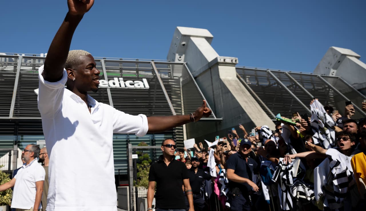 بوغبا يحيي جماهير اليوفنتوس قبل إجراء الفحوصات الطبية - Pogba salutes Juventus fans