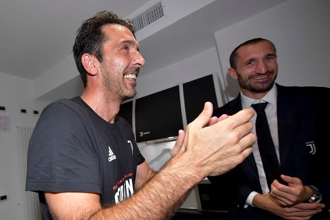 بوفون في فرحة اليوفنتوس بعد ضمان نيل الدوري الايطالي 2020 - Buffon during Juventus celebration after secured Scudetto 38