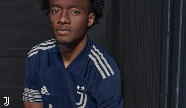 كوادرادو مع عرض قميص يوفنتوس الأساسي 2020-2021 - Cuadrado with Juventus home kit