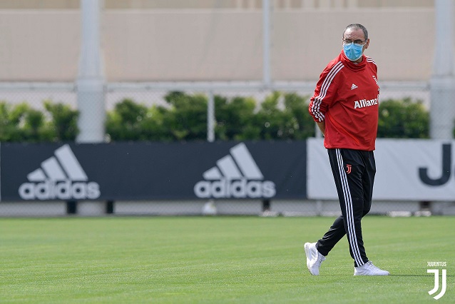 المدرب ساري في تدريب اليوفي الفردي - Coach ( Sarri ) during Individual juventus training