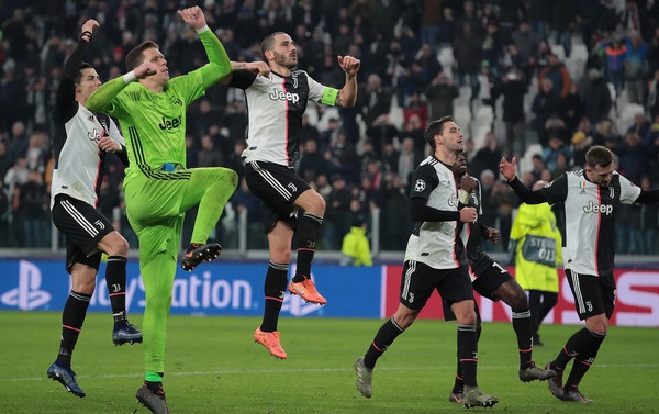 لاعبي اليوفي يحتفلون بالفوز ضد اتليتيكو مدريد - Juve celebrates after beat Atletico Madrid