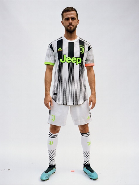 بيانيتش بقميص اليوفي الرابع - Pjanic wears Juventus 4th Kit 