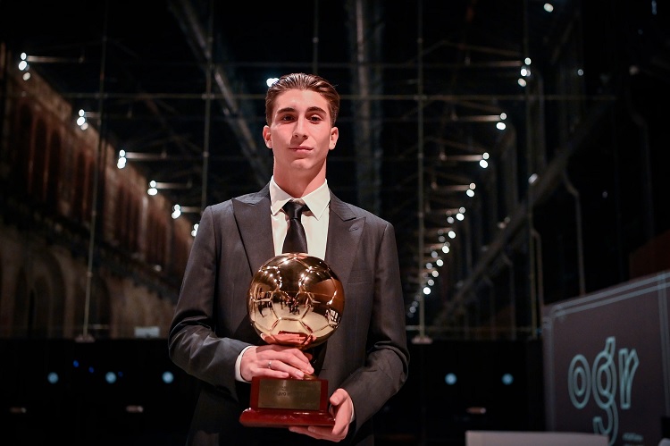 لاعب يوفنتوس فابيو ميريتي ينال جائزة الفتى الذهبي الايطالي 2022 - Juventus midfielder Miretti wins Italian Golden Boy