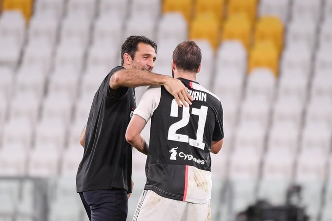 بوفون و هيغوين في فرحة اليوفنتوس بعد ضمان نيل الدوري الايطالي 2020 - Buffon & Higuain during Juventus celebration after secured Scudetto 38