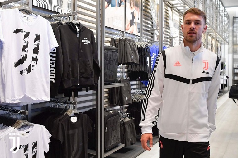 رامزي بمتجر اليوفي - Ramsey in Juve Store