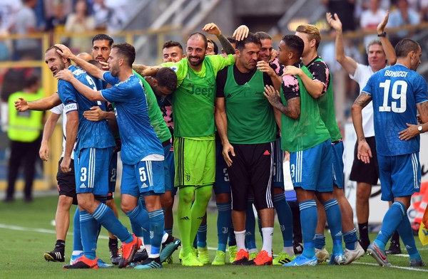 كيليني يحتفل بالهدف مع زملائه - Juve Captain Chiellini celebrates