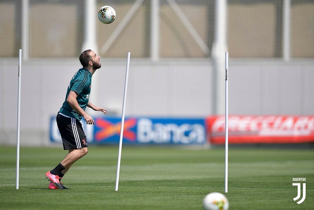 هيغواين في تدريبات اليوفي في مايو 2020 - Higuain in juventus training