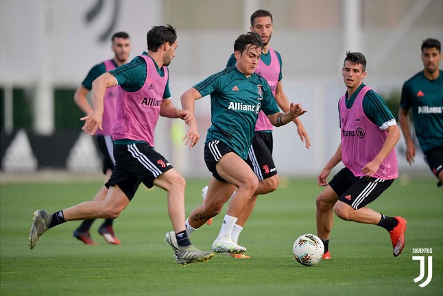 ديبالا مع دي تشيليو و كوكولو في تدريب اليوفي في يونيو 2020 - Dybala with Coccolo & De Sciglio during Juventus training after coronavirus break