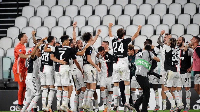 فرحة اليوفنتوس بعد ضمان نيل الدوري الايطالي 2020 - Juventus celebration after secured Scudetto 38