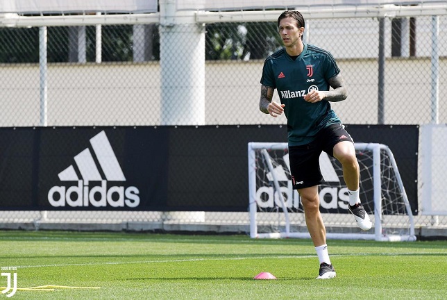 بيرنارديسكي خلال تدريب يوفنتوس في مايو 2020 - Bernardeschi during Juventus training